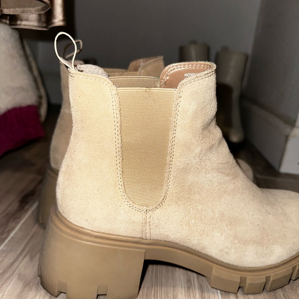 Steve Madden Beige Suede Chelsea Lug-Heel Ankle Boots - Picture 4 of 6